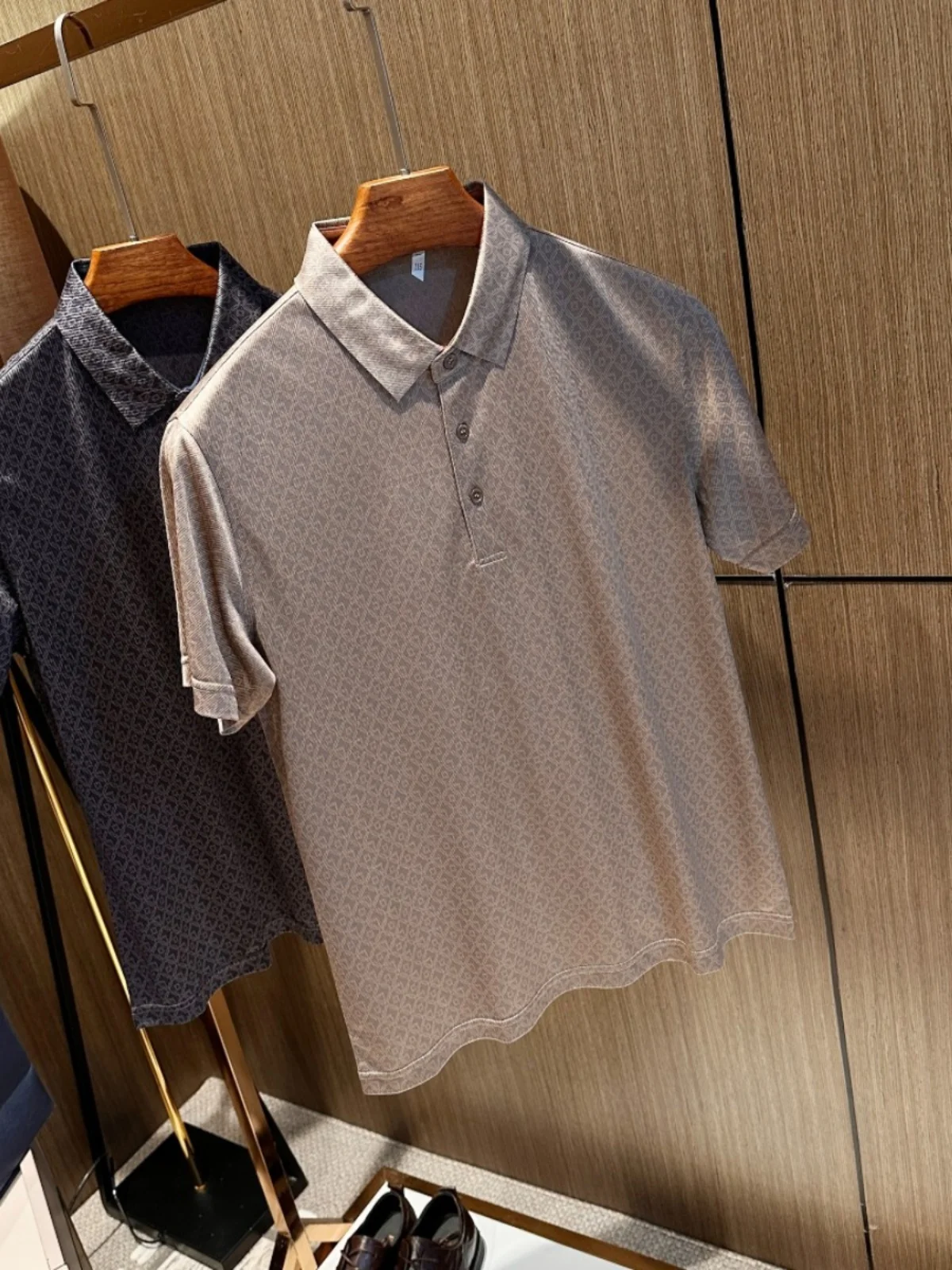 Футболка из шелкового медного амиачного волокна ort Sve Busin Casual f Sve с отложным воротником, мужской элитный летний топ
Футболка из шелкового медного амиачного волокна ort Sve Busin Casual f Sve с отложным воротником, мужской элитный летний топ