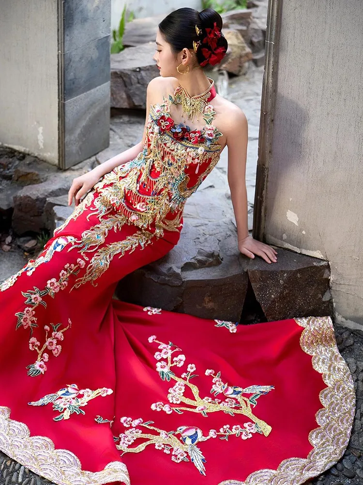 A luxurious new Chinese-style wedding dress with tailline featuring toasting and attire
A luxurious new Chinese-style wedding dress with tailline featuring toasting and attire