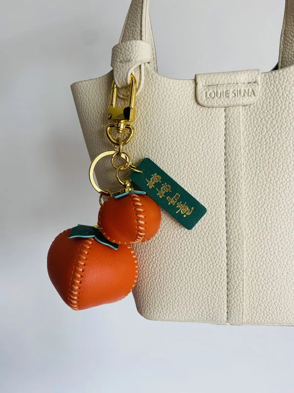 Кожаный брелок с хурмой, подвеска для мобильного телефона, сумка, брелок с хурмой, козья кожа
Кожаный брелок с хурмой, подвеска для мобильного телефона, сумка, брелок с хурмой, козья кожа