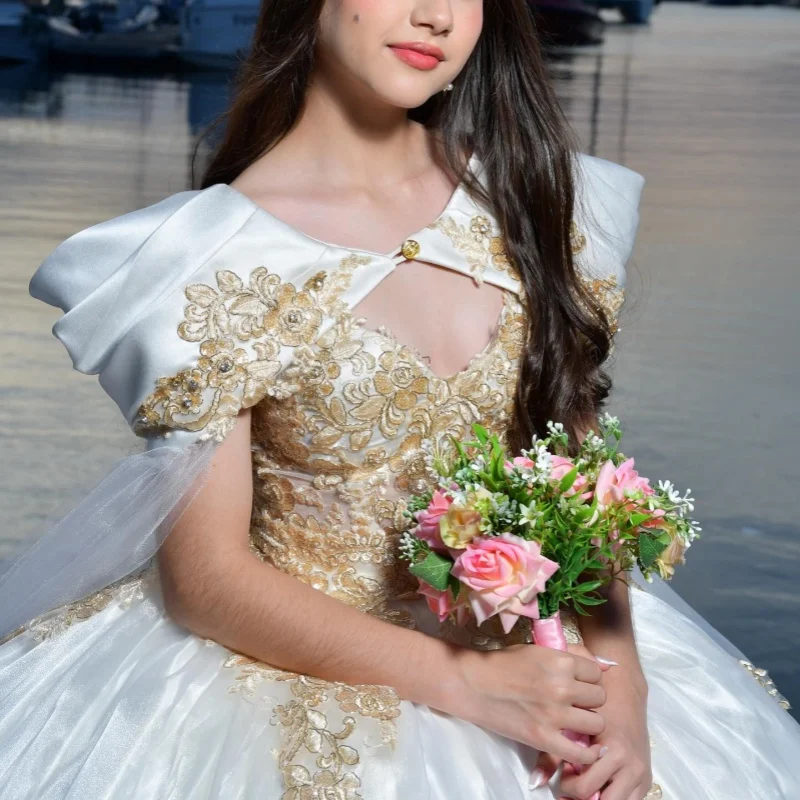 Satin White Quinceanera Dress off-shoulder Golden Glitter Crystal 3D Flower Decal Long tail vestidos de 15 Quinceanera Customiz
Satin White Quinceanera Dress off-shoulder Golden Glitter Crystal 3D Flower Decal Long tail vestidos de 15 Quinceanera Customiz