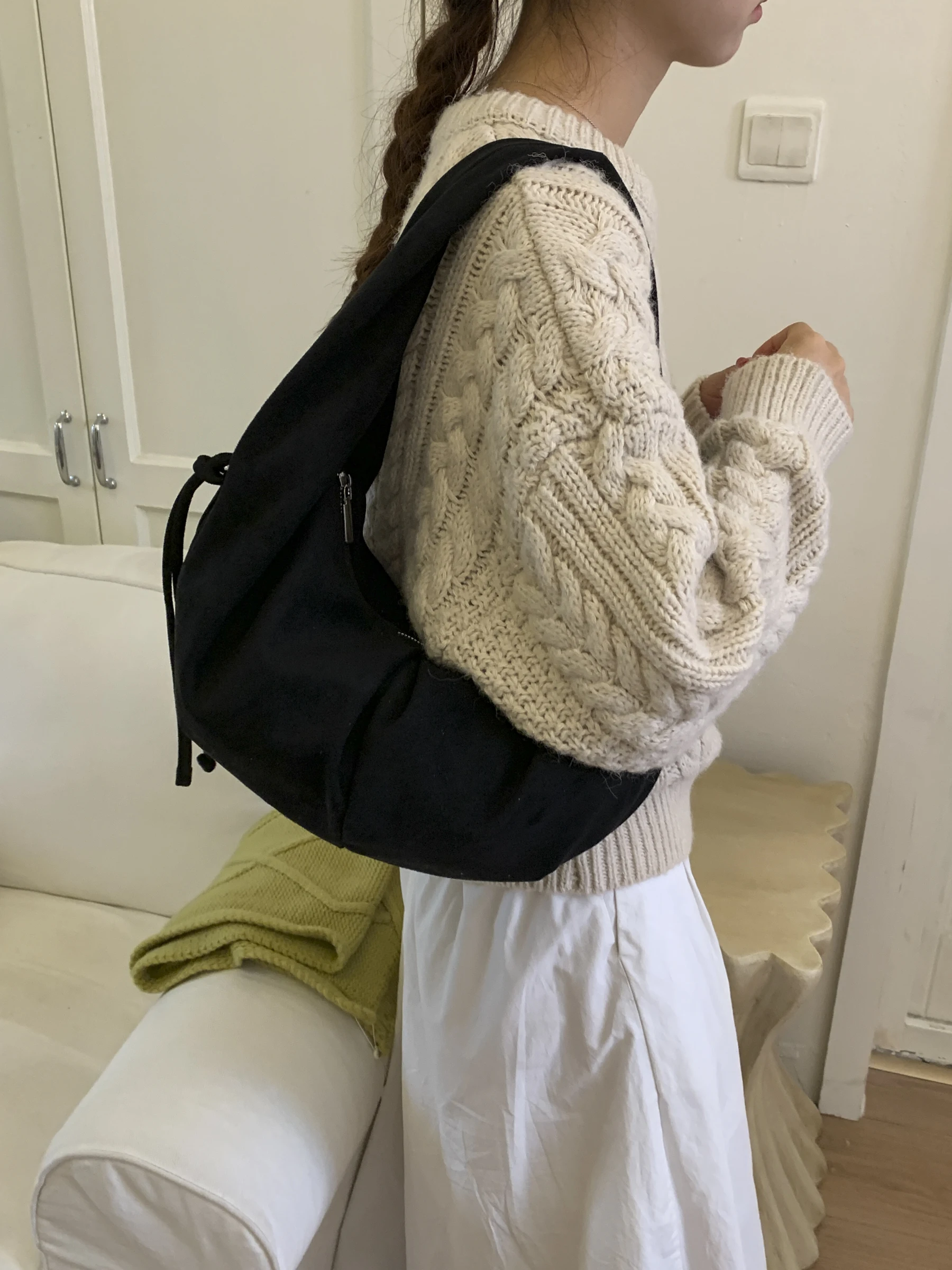 Надежная универсальная сумка, новинка 2025 года, бархатная поверхность, простая повседневная сумка Sli в стиле ретро, круглая сумка для подмышек для молодежи
Надежная универсальная сумка, новинка 2025 года, бархатная поверхность, простая повседневная сумка Sli в стиле ретро, круглая сумка для подмышек для молодежи