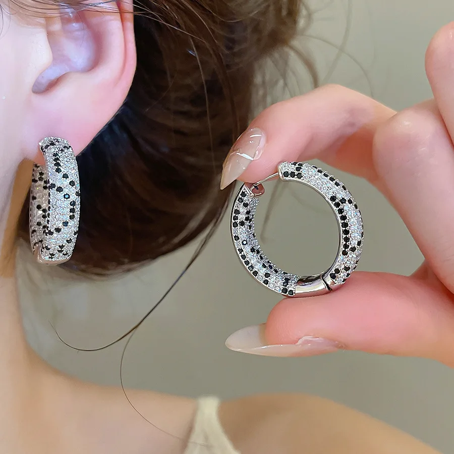 Fashion Multicolor Leopard Print Hoop Earrings Gold Plated Snake Pattern Inlaid Cubic Zirconia Women Party Jewelry Gift
Fashion Multicolor Leopard Print Hoop Earrings Gold Plated Snake Pattern Inlaid Cubic Zirconia Women Party Jewelry Gift