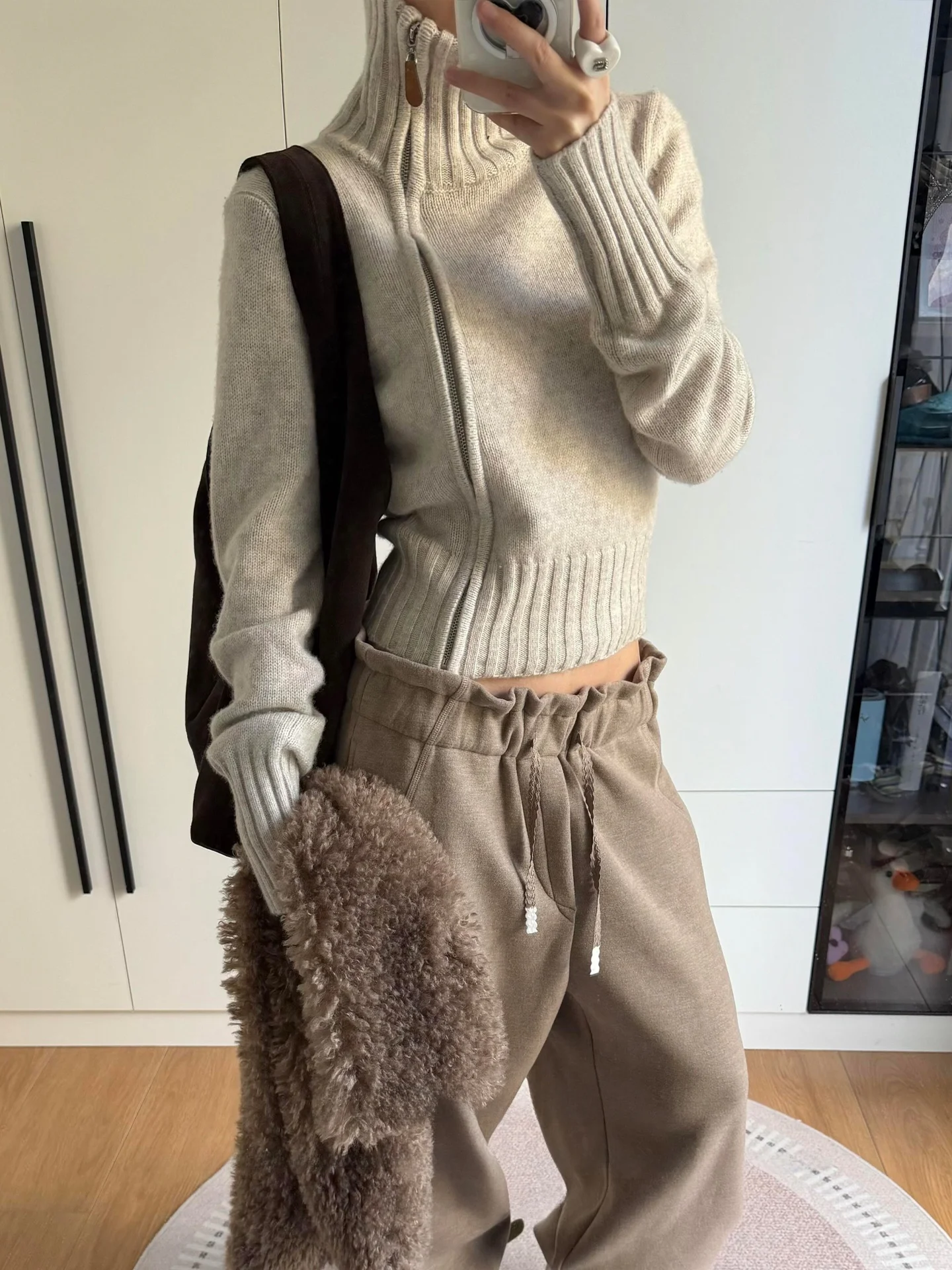 Женский вязаный свитер-кардиган в американском ретро-стиле с высоким воротником, приталенный, для ранней весны, модный, фактурный, с боковыми разрезами
Женский вязаный свитер-кардиган в американском ретро-стиле с высоким воротником, приталенный, для ранней весны, модный, фактурный, с боковыми разрезами