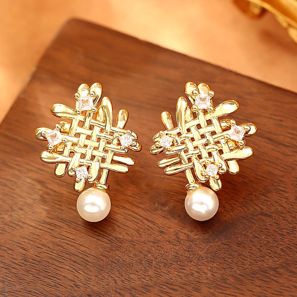Fashionable and Exquisite Diamond Mesh Pearl Earrings Retro Simple Temperament Versatile Earrings Cold Style Earrings
Fashionable and Exquisite Diamond Mesh Pearl Earrings Retro Simple Temperament Versatile Earrings Cold Style Earrings