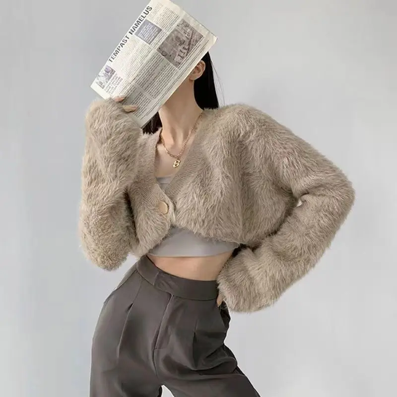V-neck Soft and Gentle Plush Sweater Women's Loose Short Knitted Jacket Popular Small Shawl
V-neck Soft and Gentle Plush Sweater Women's Loose Short Knitted Jacket Popular Small Shawl