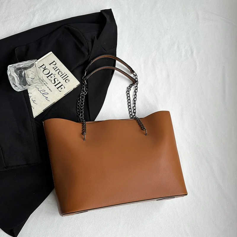 Elegant Women Handbag, Premium Leather Material With Fashionable Touch, Messenger Bag For Formal Occasions
Elegant Women Handbag, Premium Leather Material With Fashionable Touch, Messenger Bag For Formal Occasions