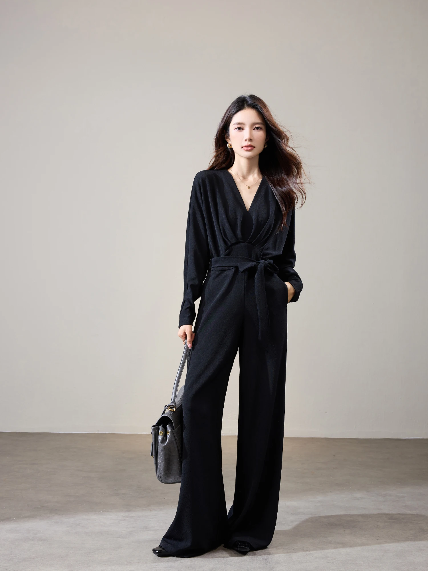 Оригинальный осенне-зимний комбинезон Bla из ацетата с застежкой на талии, роскошный длинный комбинезон V-Ne, широкие брюки с высокой талией, повседневные брюки...
Оригинальный осенне-зимний комбинезон Bla из ацетата с застежкой на талии, роскошный длинный комбинезон V-Ne, широкие брюки с высокой талией, повседневные брюки...