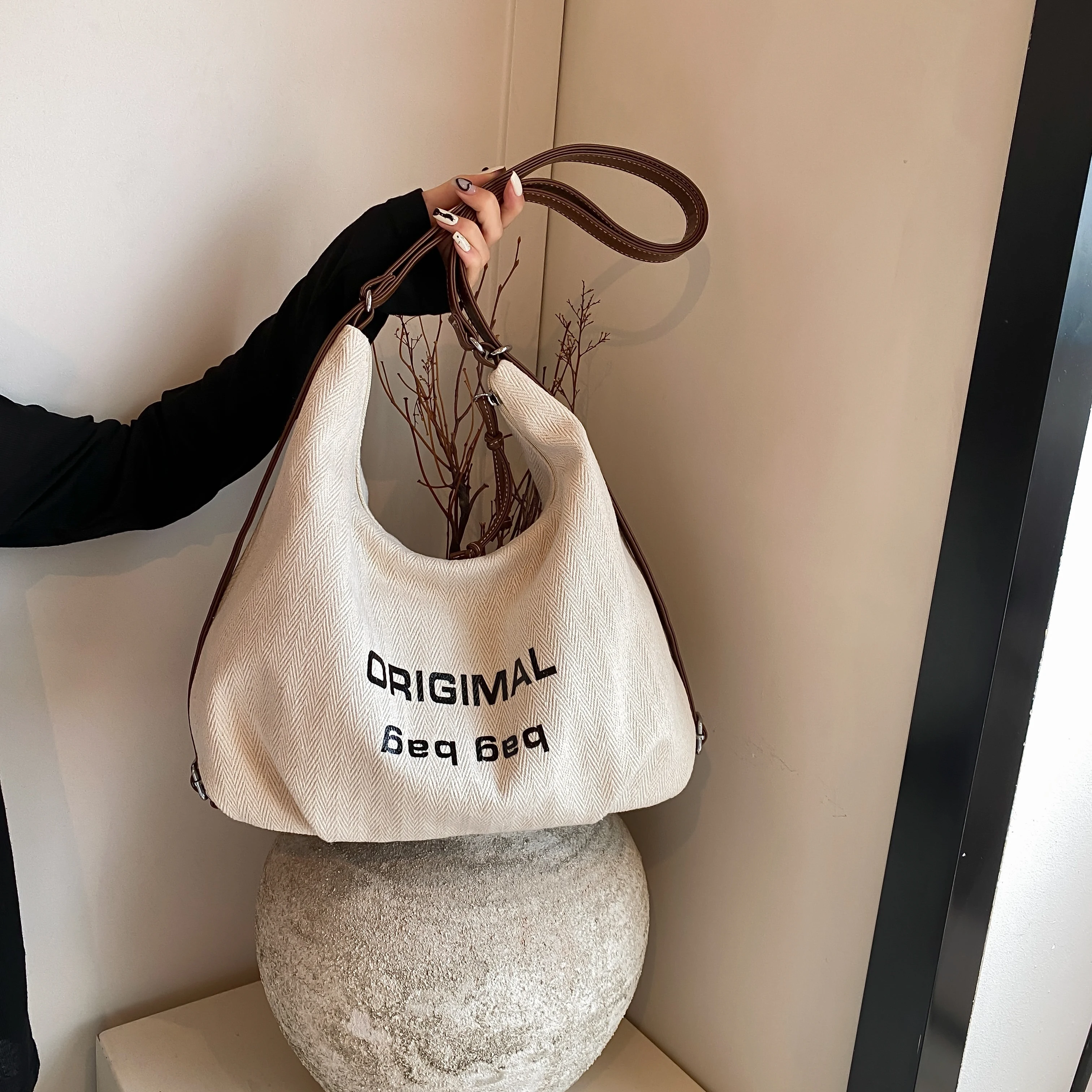 Artistic and leisure canvas tote bag 2024 new large capacity single shoulder crossbody bag student class commuting backpack 
Artistic and leisure canvas tote bag 2024 new large capacity single shoulder crossbody bag student class commuting backpack