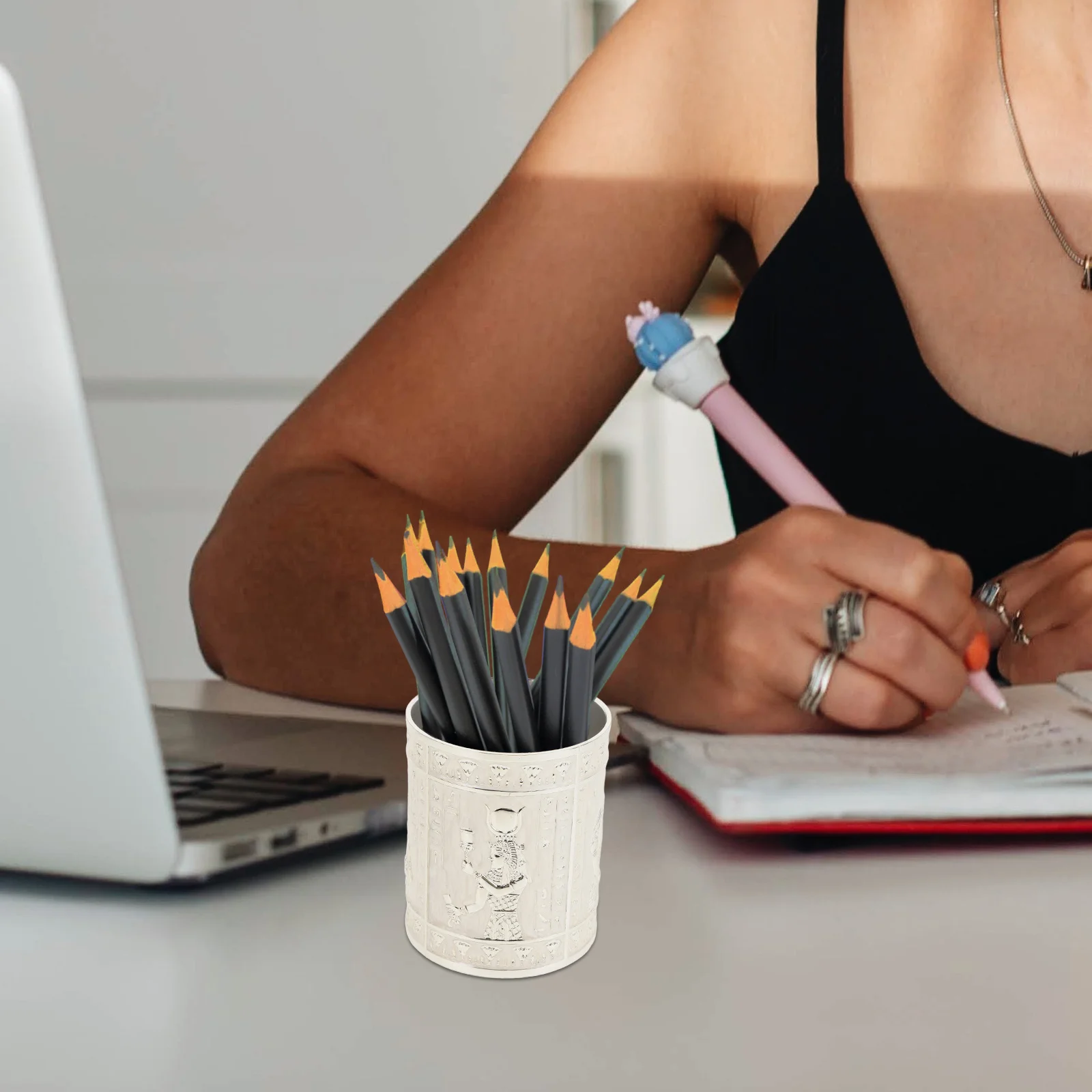 1Pcs Vintage Pen Organizer Creative Retro Pattern Long-Lasting Decoration Metal Pen Bucket for Desk Study Room Bedroom
1Pcs Vintage Pen Organizer Creative Retro Pattern Long-Lasting Decoration Metal Pen Bucket for Desk Study Room Bedroom