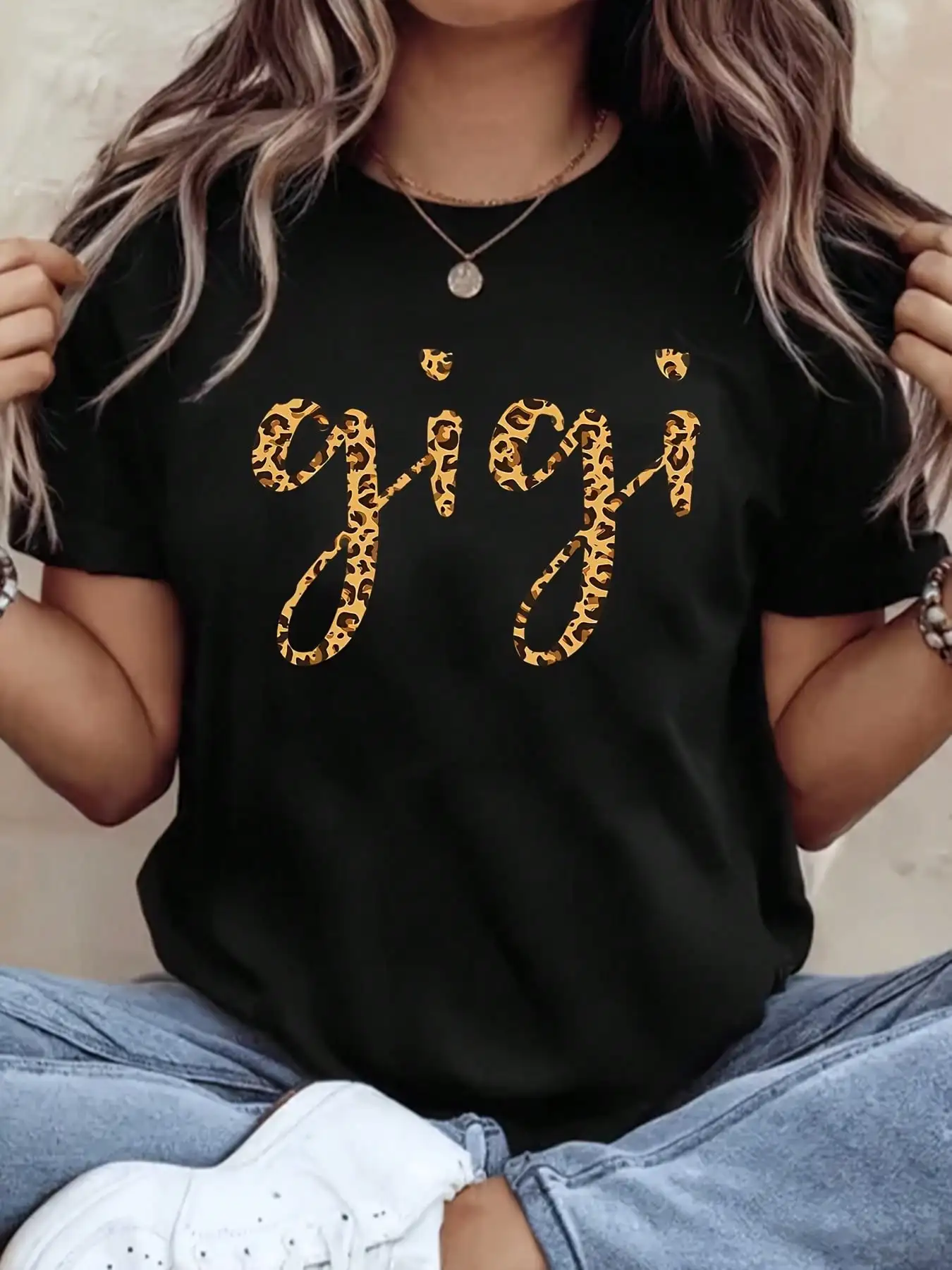 Женская футболка с леопардовым принтом и надписью - повседневный топ с круглым вырезом и короткими рукавами
Женская футболка с леопардовым принтом и надписью - повседневный топ с круглым вырезом и короткими рукавами