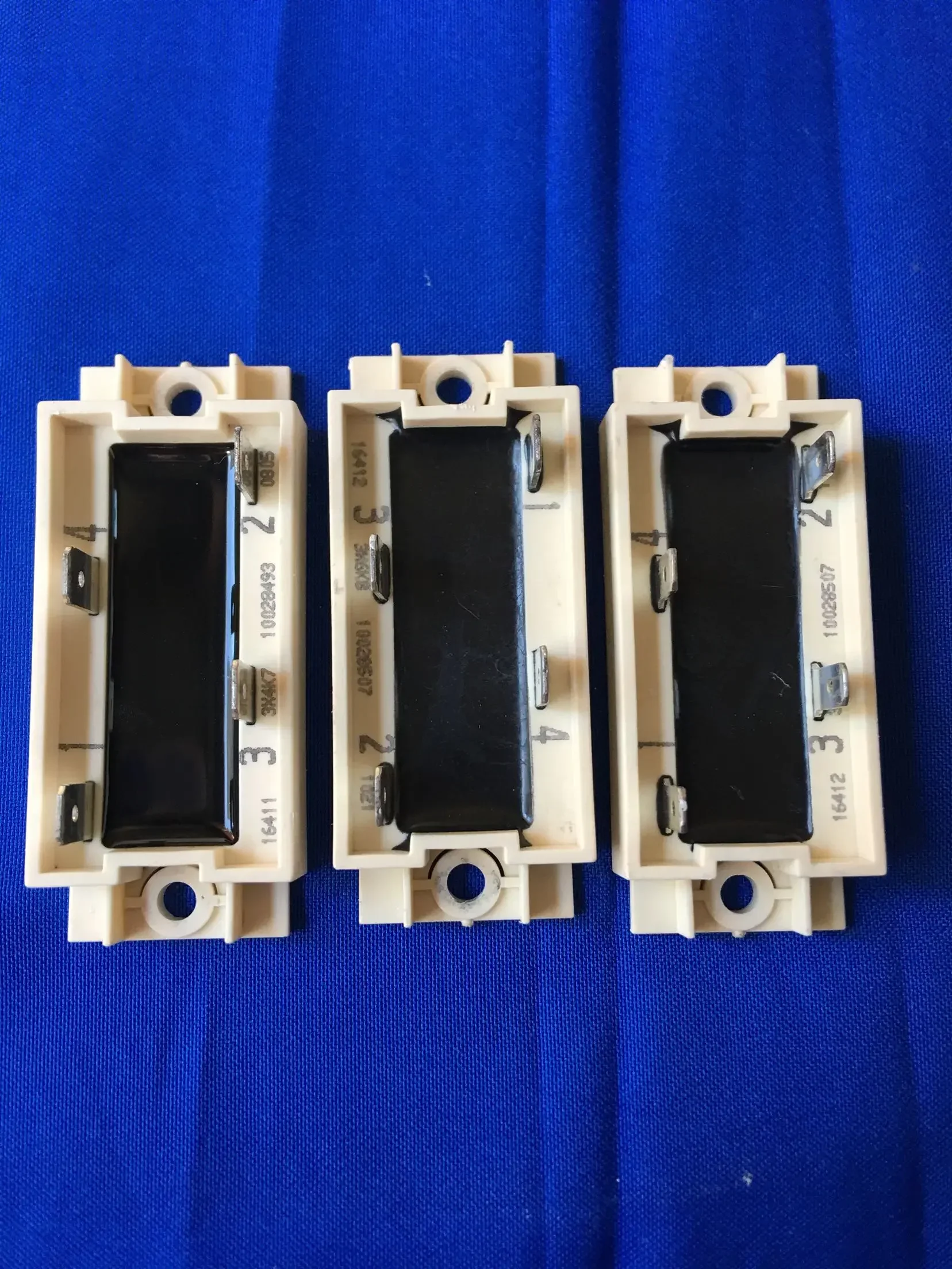 electrolytic capacitor balance resistance voltage sharing resistance 3X4K7 10028507
electrolytic capacitor balance resistance voltage sharing resistance 3X4K7 10028507