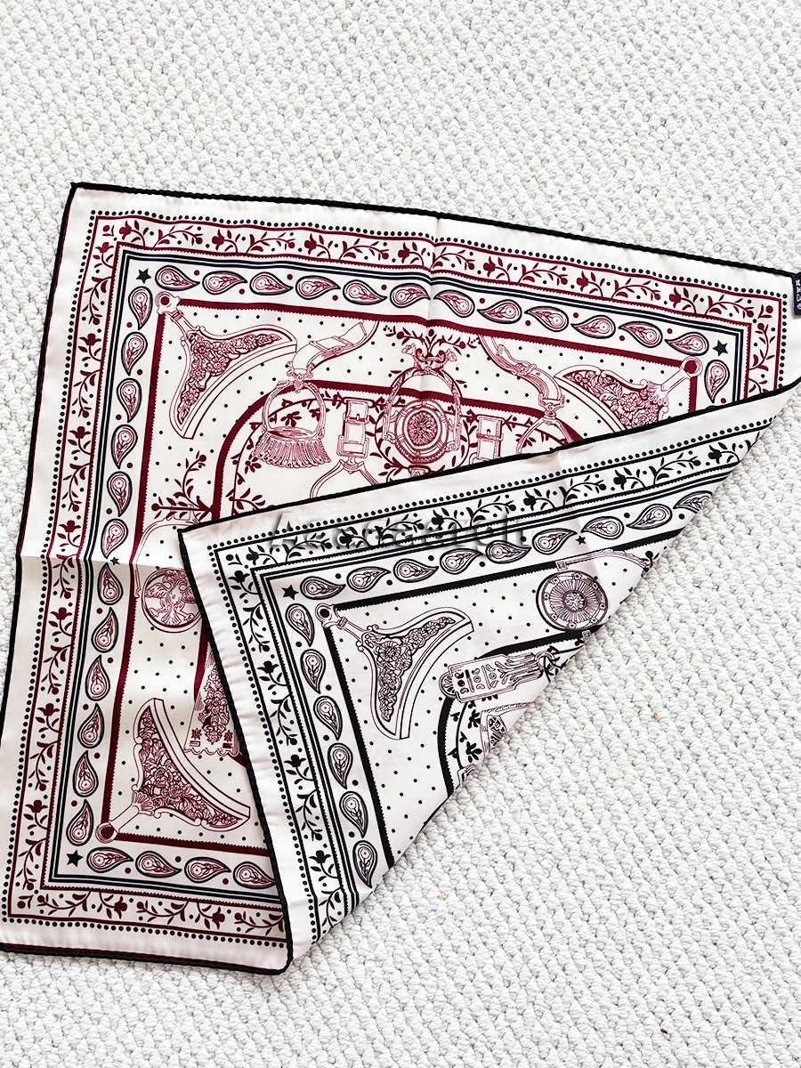 Double Faced Print Scarf Silk Twill 53cm Women Hand-Rolled Bandanas Luxury Designers Bag Belt Accessories Lady Christmas Gift
Double Faced Print Scarf Silk Twill 53cm Women Hand-Rolled Bandanas Luxury Designers Bag Belt Accessories Lady Christmas Gift