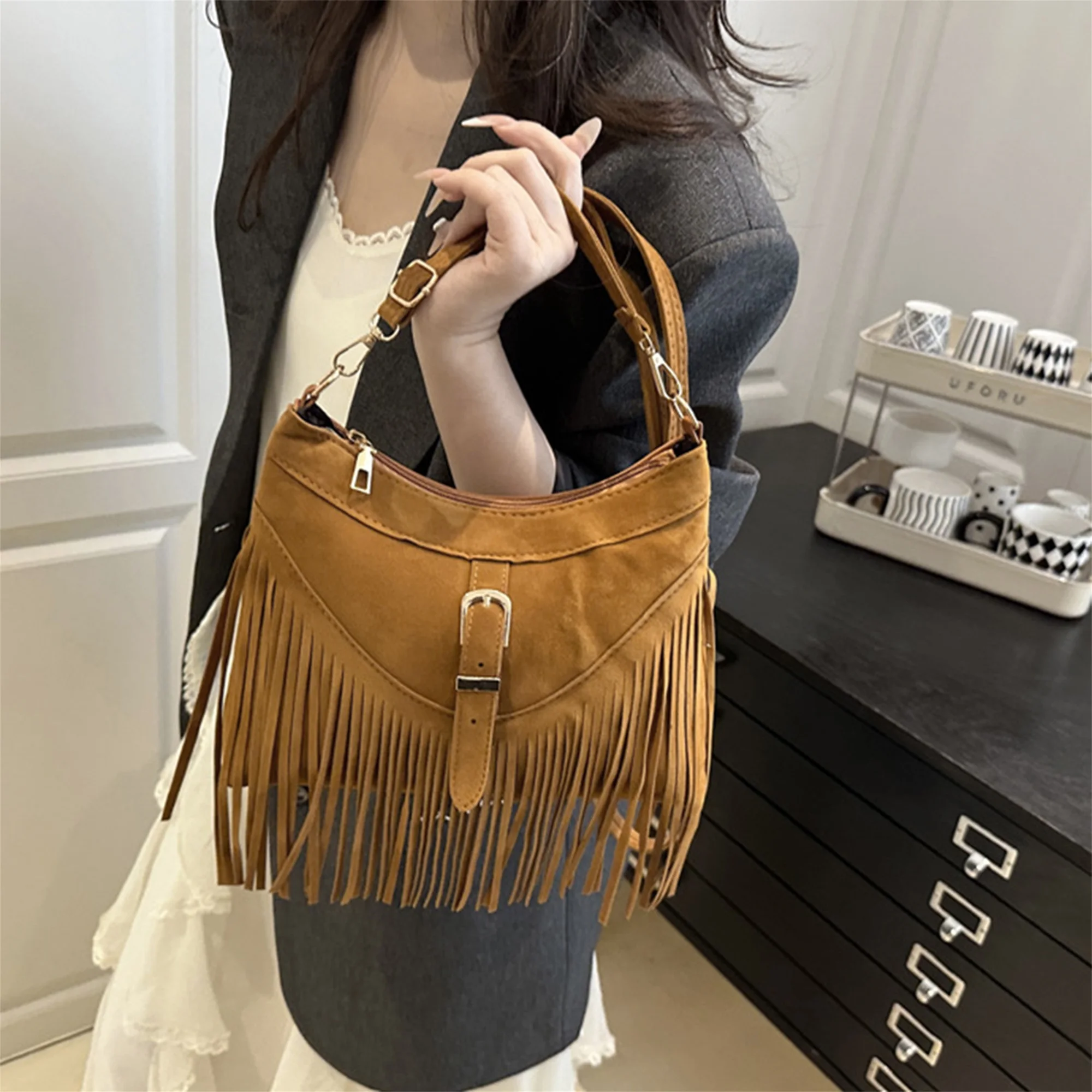 Стильная женская сумка через плечо с бахромой в стиле бохо-шик — универсальная сумка для повседневных поездок на работу
Стильная женская сумка через плечо с бахромой в стиле бохо-шик — универсальная сумка для повседневных поездок на работу