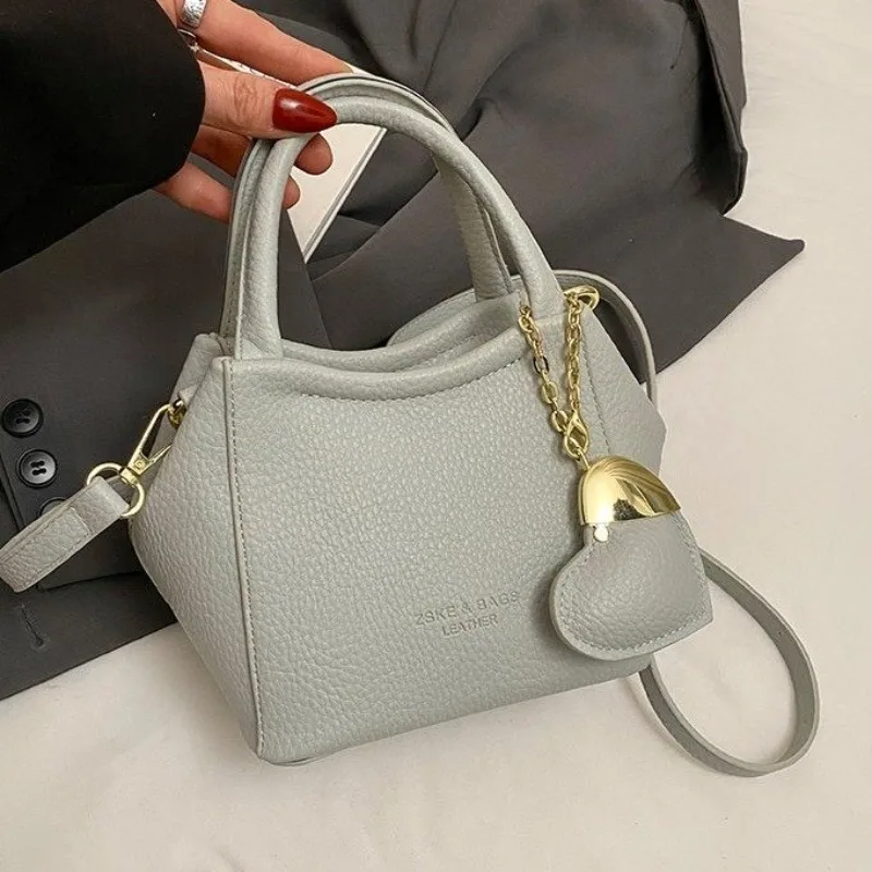 Элегантная винтажная кожаная сумка-тоут для молодых девушек в стиле ретро, повседневная, классический дизайн, ностальгическая, милая, уличная, через плечо
Элегантная винтажная кожаная сумка-тоут для молодых девушек в стиле ретро, повседневная, классический дизайн, ностальгическая, милая, уличная, через плечо