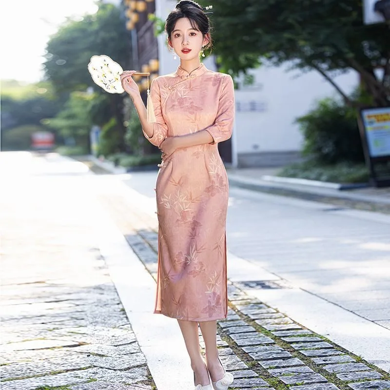 Новое улучшенное платье-ципао в китайском стиле для весны и лета, розовое, для молодых девушек, в стиле ретро, повседневное, модное и элегантное женское платье.
Новое улучшенное платье-ципао в китайском стиле для весны и лета, розовое, для молодых девушек, в стиле ретро, повседневное, модное и элегантное женское платье.
