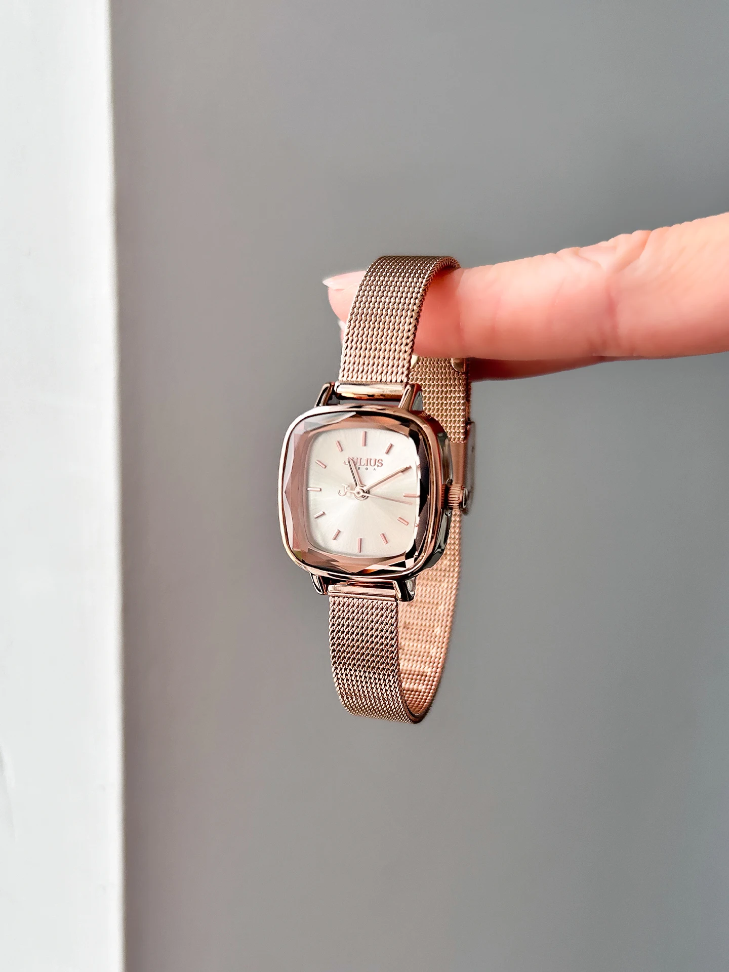 Новинка 2025, высококачественные изысканные женские часы с квадратным маленьким циферблатом, подарок для подруги, женские часы, роскошные женские аксессуары
Новинка 2025, высококачественные изысканные женские часы с квадратным маленьким циферблатом, подарок для подруги, женские часы, роскошные женские аксессуары