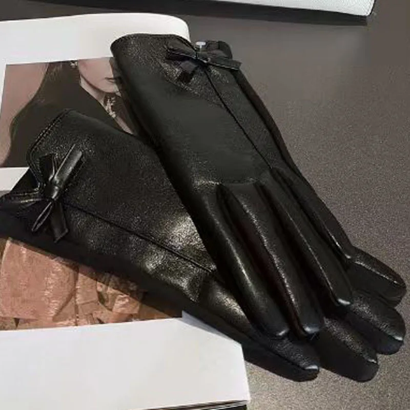 Winter Luxury Touch Screen Goat Leather Gloves for Women, Autumn and Winter Cycling with Fleece Insulation and Windproof Gloves
Winter Luxury Touch Screen Goat Leather Gloves for Women, Autumn and Winter Cycling with Fleece Insulation and Windproof Gloves