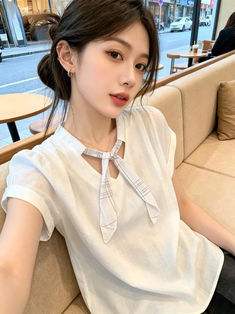 Elegant Silk Scarf V-Neck Short Sleeve Women's Shirt Casual Thin Korean Style Summer Top Age-Defying Slimming Breathable
Elegant Silk Scarf V-Neck Short Sleeve Women's Shirt Casual Thin Korean Style Summer Top Age-Defying Slimming Breathable