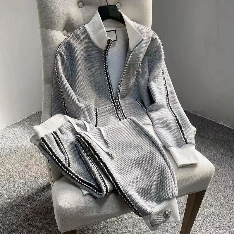 2025 Men's New Spring and Autumn Casual Sports Suit Patchwork Fashion Two-piece Set
2025 Men's New Spring and Autumn Casual Sports Suit Patchwork Fashion Two-piece Set