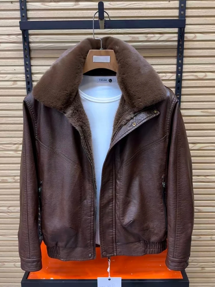 Мужская куртка из искусственной кожи на флисовой подкладке, осенне-зимняя, новая, теплая, с меховым воротником, деловой повседневный стиль, приталенный крой, китайский бренд
Мужская куртка из искусственной кожи на флисовой подкладке, осенне-зимняя, новая, теплая, с меховым воротником, деловой повседневный стиль, приталенный крой, китайский бренд