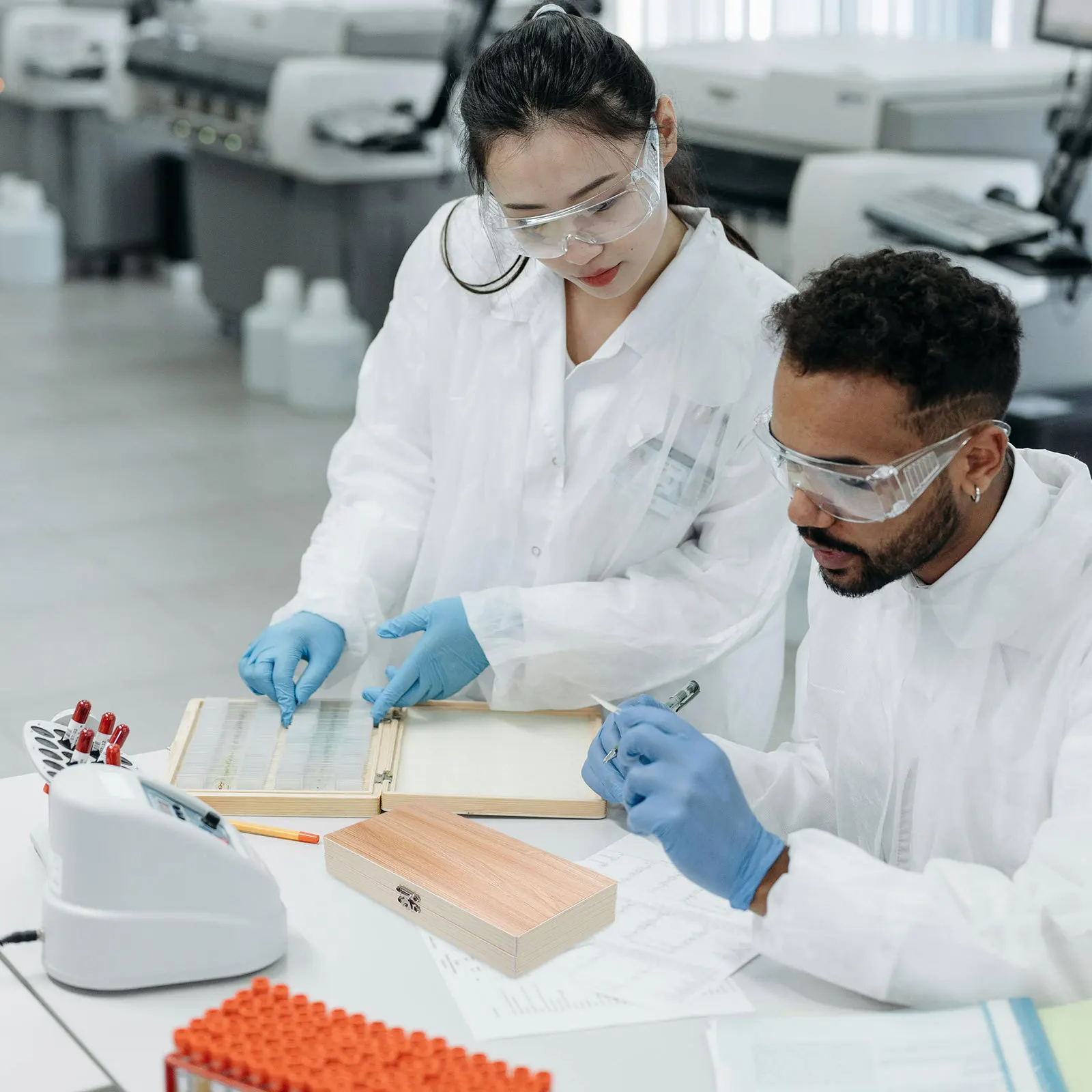 Wooden Storage Box Natural Wood Microscope Slide Holder For Biology Specimens Collection Metal Buckle Organizer
Wooden Storage Box Natural Wood Microscope Slide Holder For Biology Specimens Collection Metal Buckle Organizer