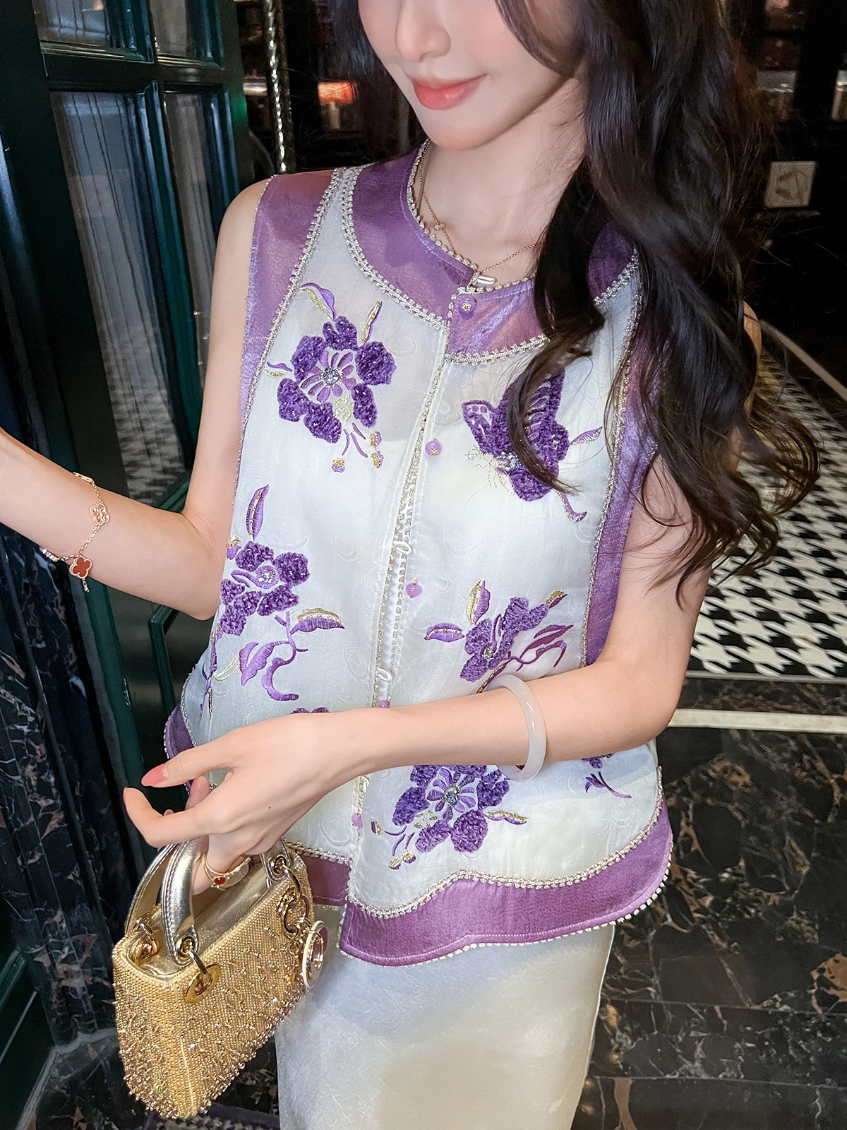 New Chinese Style Silk Heavy Embroidery Women's Vest Spring New Model Versatile High End Lightweight round Neck Button up
New Chinese Style Silk Heavy Embroidery Women's Vest Spring New Model Versatile High End Lightweight round Neck Button up