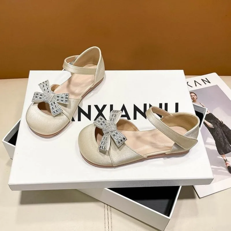Girls Toes Capped Sandals Children Half Sandals Soft Bottom Fashion Little Kids Performance Shoes with Bow-knot All Match
Girls Toes Capped Sandals Children Half Sandals Soft Bottom Fashion Little Kids Performance Shoes with Bow-knot All Match