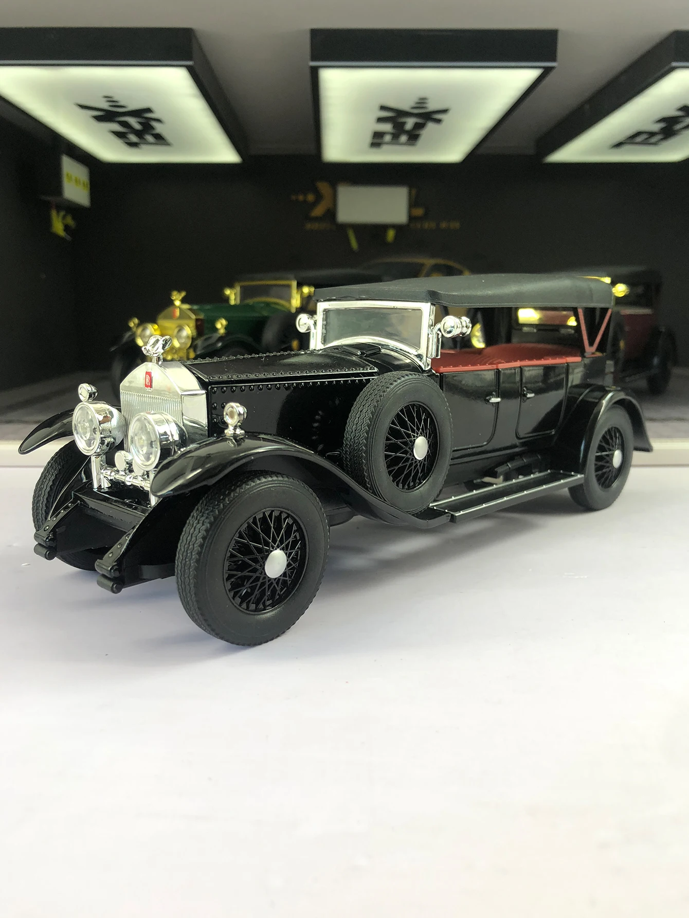 1:24 имитация ретро-модели автомобиля из цинкового сплава, статическое украшение, металлический коллекционный подарочный автомобиль
1:24 имитация ретро-модели автомобиля из цинкового сплава, статическое украшение, металлический коллекционный подарочный автомобиль