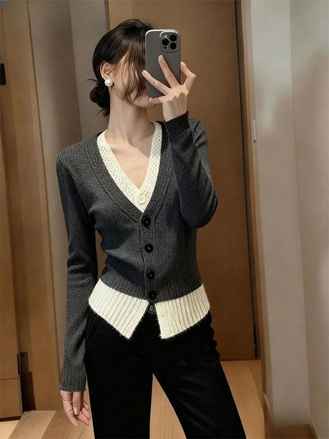 Gray Fake Two-Piece Sweater Women's Fashion Autumn Winter Soft Cozy Outerwear V-Neck Long Sleeve Regular Fit Button Detail
Gray Fake Two-Piece Sweater Women's Fashion Autumn Winter Soft Cozy Outerwear V-Neck Long Sleeve Regular Fit Button Detail