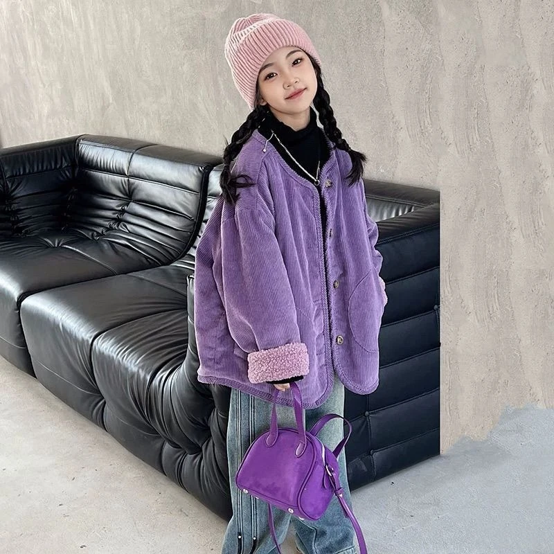 Girls' Lamb Fur Sweater Coat 2025 Autumn Winter Thickened Two in One Thermal Top for Kids Stylish Winter Wear
Girls' Lamb Fur Sweater Coat 2025 Autumn Winter Thickened Two in One Thermal Top for Kids Stylish Winter Wear