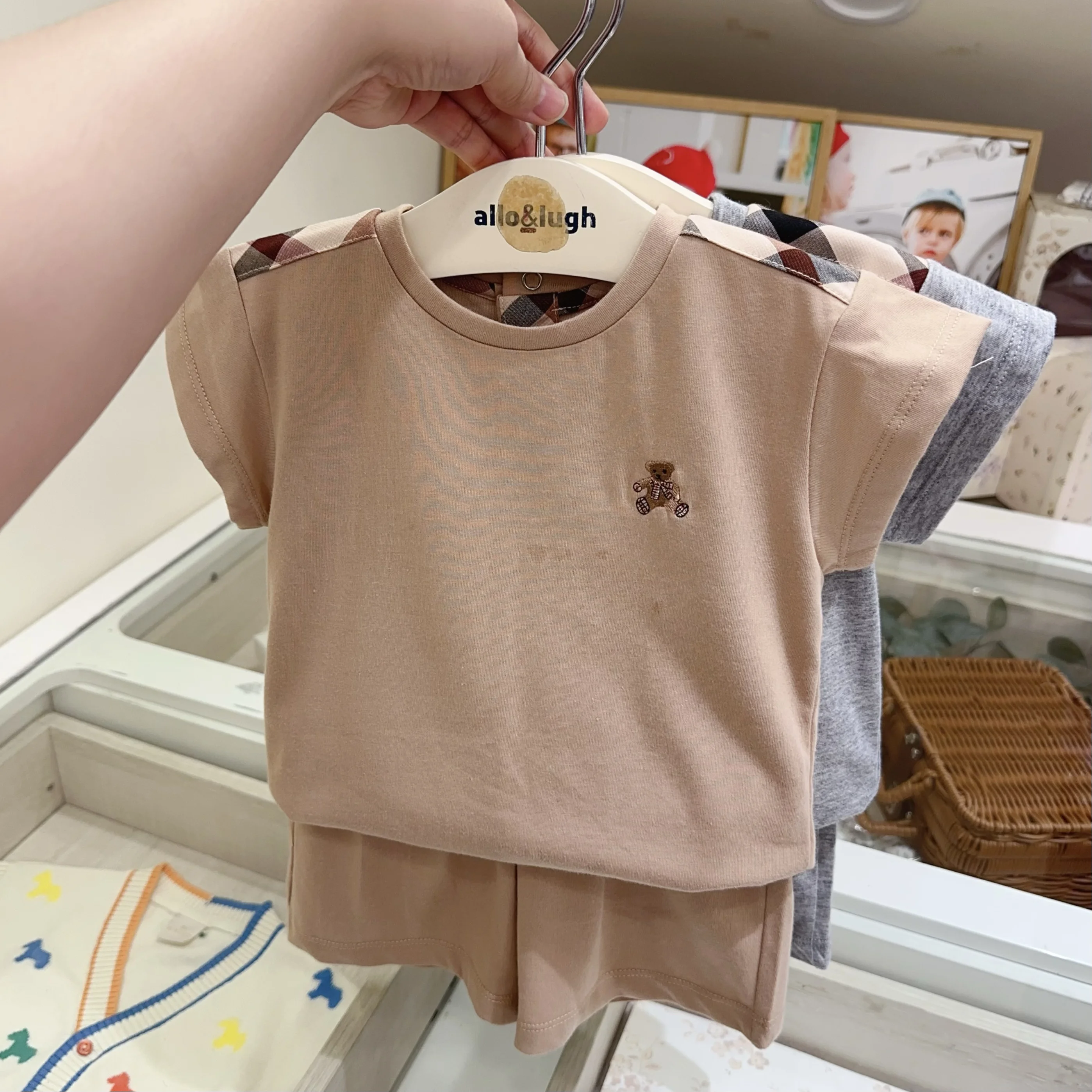 Soft Bear Short Sleeve Shirt And Shorts Set for Kids Summer New Style Unisex Cartoon Print Comfortable Lightweight Clothing
Soft Bear Short Sleeve Shirt And Shorts Set for Kids Summer New Style Unisex Cartoon Print Comfortable Lightweight Clothing