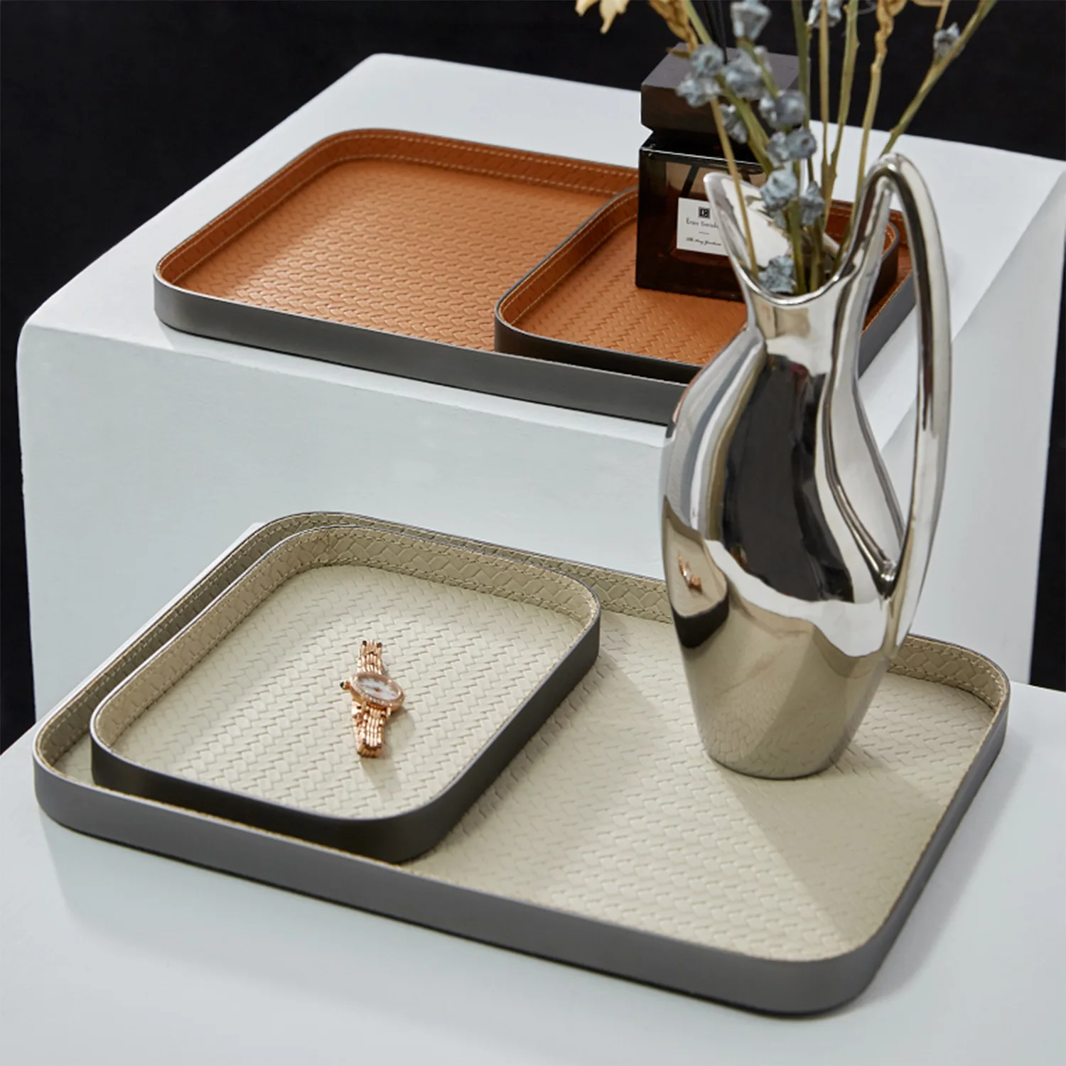 Stainless steel brushed high-grade leather desktop storage tray, living room coffee table set ornament modern aromatherapy tray
Stainless steel brushed high-grade leather desktop storage tray, living room coffee table set ornament modern aromatherapy tray