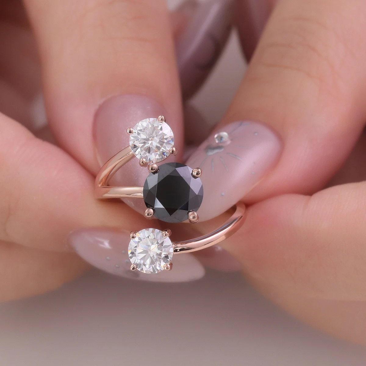 Provence 14K Rose Gold Three Stone 8mm Black Round Moissanite Diamond For Women Twisted Band Trendy Design Engagement Ring
Provence 14K Rose Gold Three Stone 8mm Black Round Moissanite Diamond For Women Twisted Band Trendy Design Engagement Ring