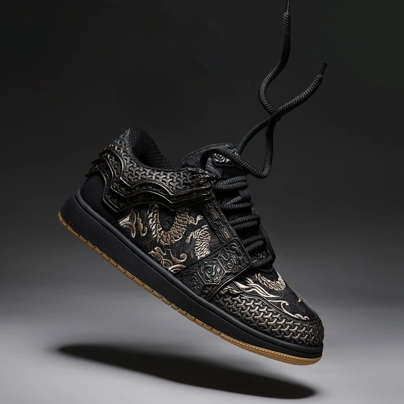 Men's Dragon Embroidery Skate Shoes Lace Up Round Toe Rubber Flat Sole Breathable Street Casual Sneakers Four Seasons 2026
Men's Dragon Embroidery Skate Shoes Lace Up Round Toe Rubber Flat Sole Breathable Street Casual Sneakers Four Seasons 2026