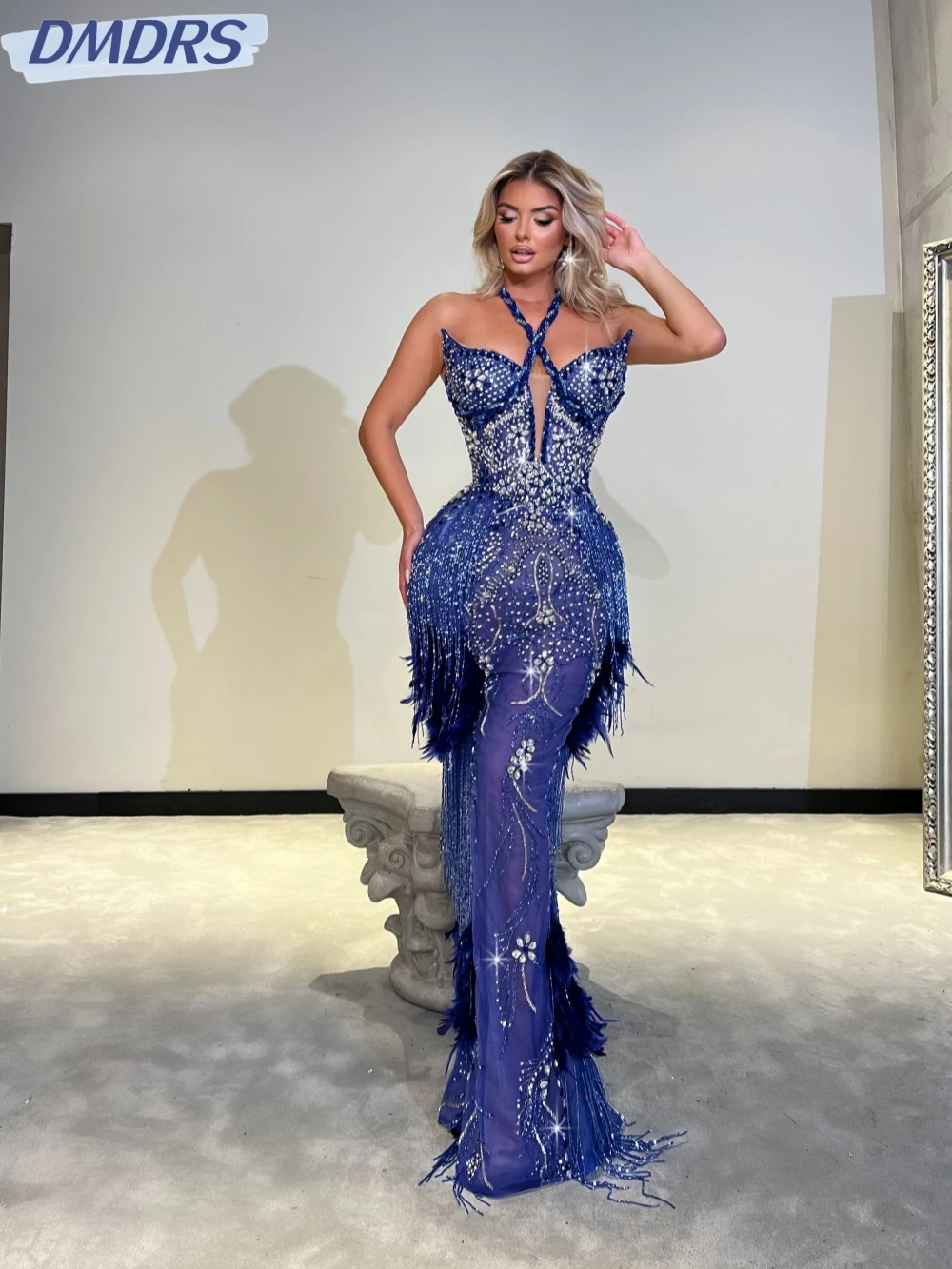 Hot Sale Royal Blue Crystal Evening Dress Luxurious Beaded Feathers Wedding Party Gown Customized Illusion Halter Prom Dresses
Hot Sale Royal Blue Crystal Evening Dress Luxurious Beaded Feathers Wedding Party Gown Customized Illusion Halter Prom Dresses