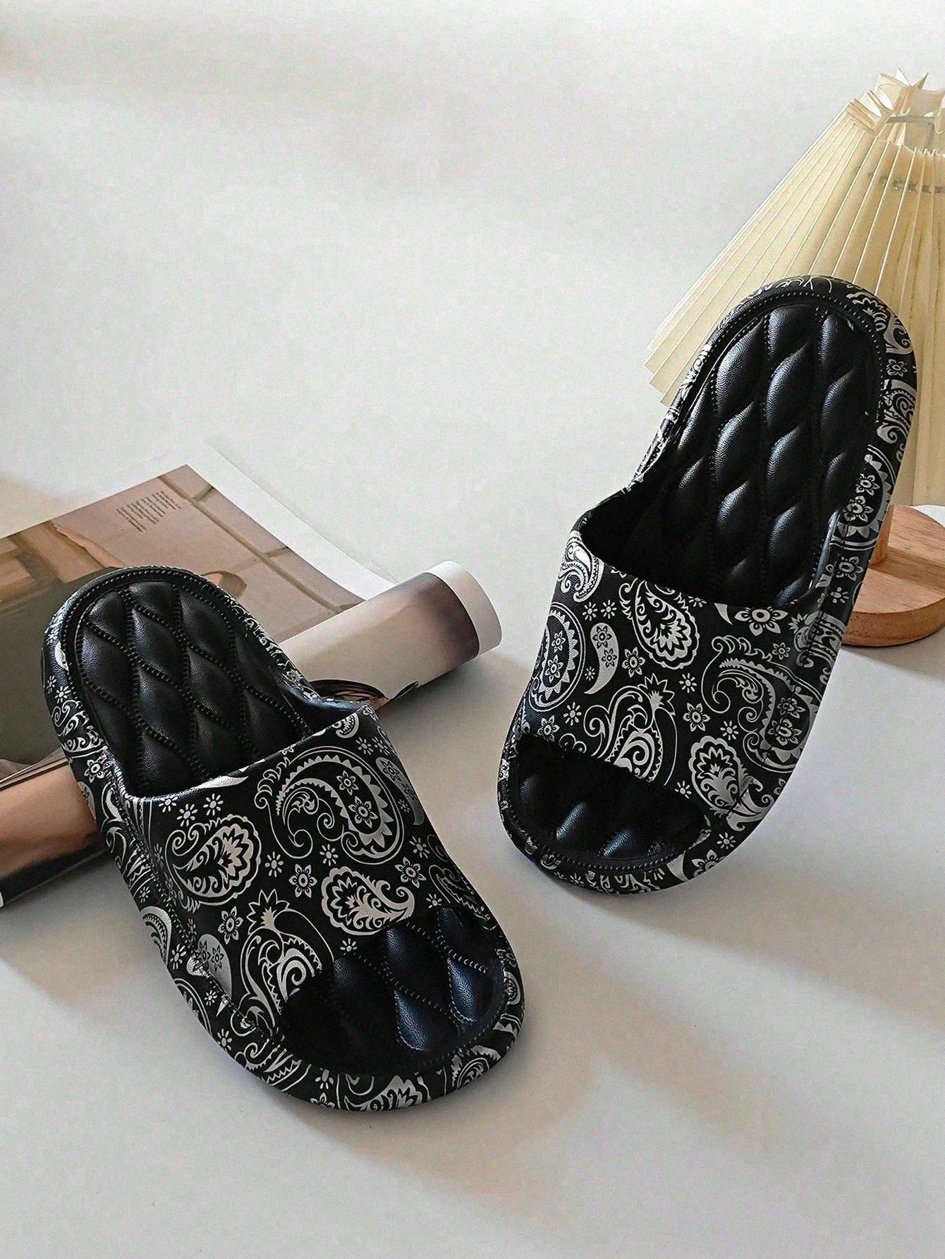 Fashion Cashew Flower Thick Sole Couple Slippers, Cloud Feeling, EVA Soft Sole, Height Increasing Anti-Slip Home Slides
Fashion Cashew Flower Thick Sole Couple Slippers, Cloud Feeling, EVA Soft Sole, Height Increasing Anti-Slip Home Slides