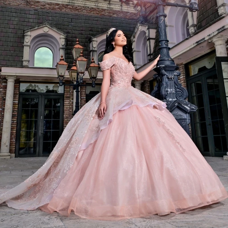 Light Pink Shiny Princess Sweet 16 Quinceanera Dresses Beaded Crystals Sequin Appliques Lace Vestido De 15 Anos Ball Gown
Light Pink Shiny Princess Sweet 16 Quinceanera Dresses Beaded Crystals Sequin Appliques Lace Vestido De 15 Anos Ball Gown