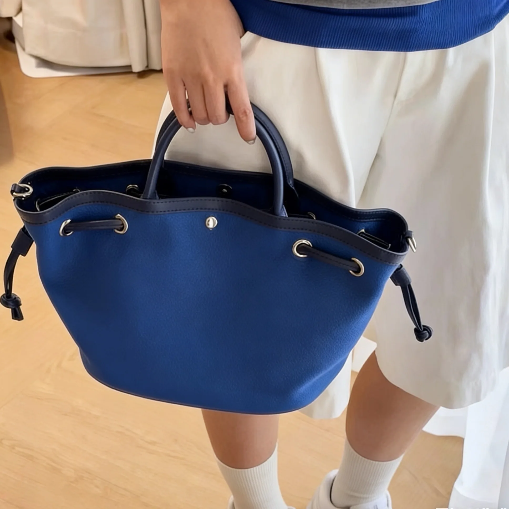 Large Capacity Bucket Handbag Women's Canvas Bag Color Block Leather Detailing Market Basket Style Handheld Bag Blue Color
Large Capacity Bucket Handbag Women's Canvas Bag Color Block Leather Detailing Market Basket Style Handheld Bag Blue Color
