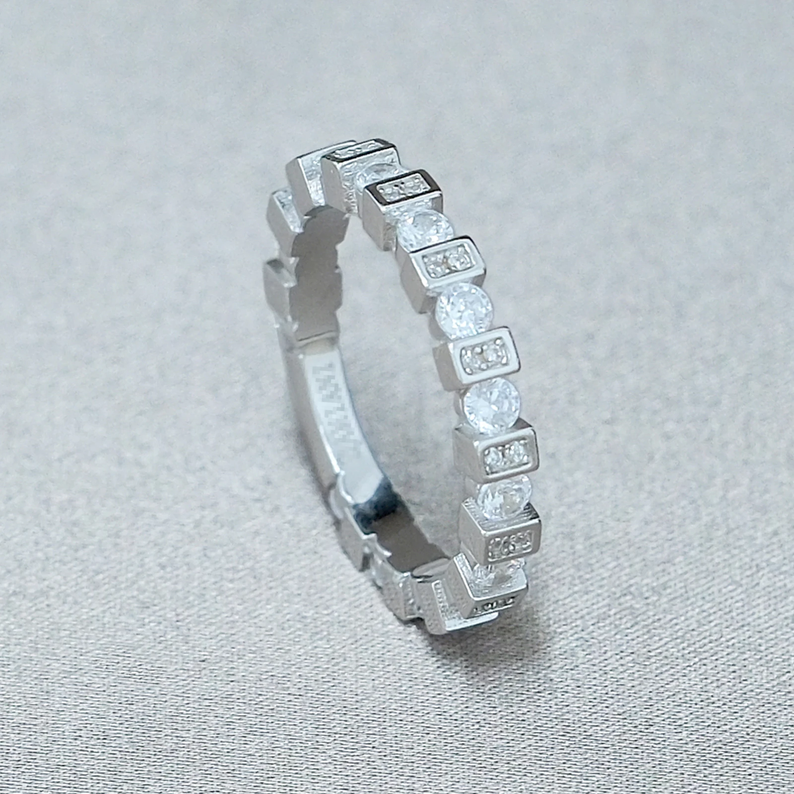 Кольцо из стерлингового серебра 925 пробы с цирконами багетной и круглой огранки, обручальное, свадебное, вечное, с покрытием из платины 18 карат, для юбилея, комбинируемое
Кольцо из стерлингового серебра 925 пробы с цирконами багетной и круглой огранки, обручальное, свадебное, вечное, с покрытием из платины 18 карат, для юбилея, комбинируемое