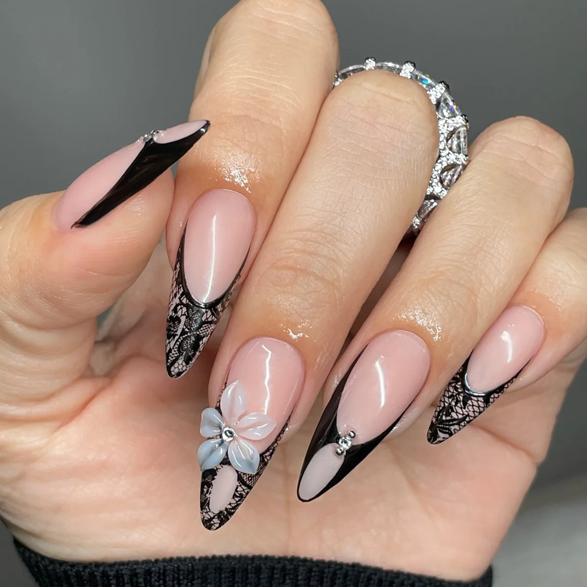 24PCS Long Stiletto Press on Nails Black French Tip Lace 3D Flower Rhinestone Decor Nail Fake Gothic Style Reusable False Nails
24PCS Long Stiletto Press on Nails Black French Tip Lace 3D Flower Rhinestone Decor Nail Fake Gothic Style Reusable False Nails