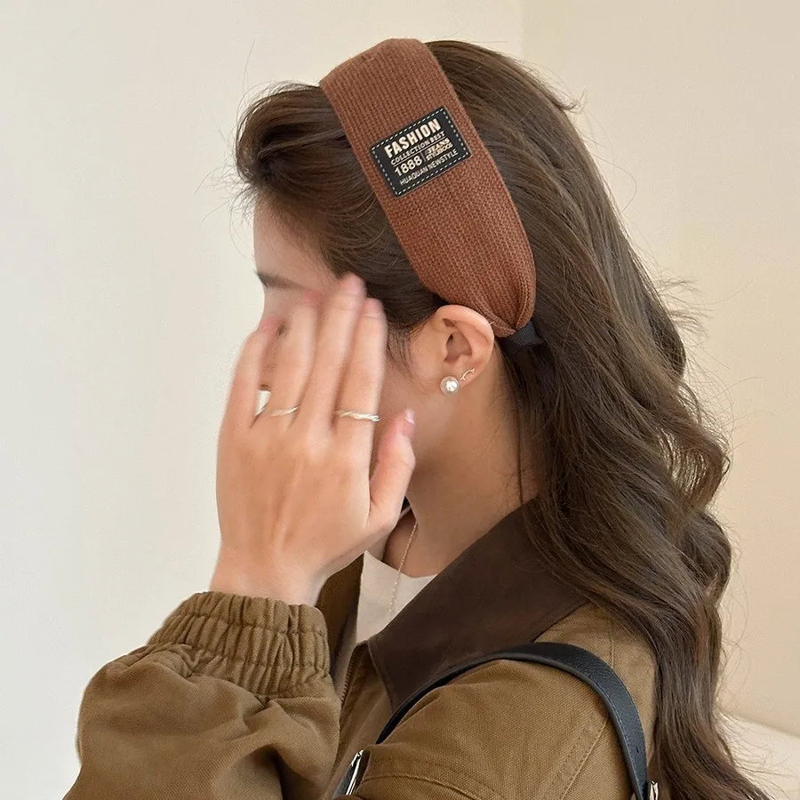 Wide Padded Headband Vintage Small Logo Trendy Korean Style Premium Versatile Hair Band for Women Fall Winter Black
Wide Padded Headband Vintage Small Logo Trendy Korean Style Premium Versatile Hair Band for Women Fall Winter Black