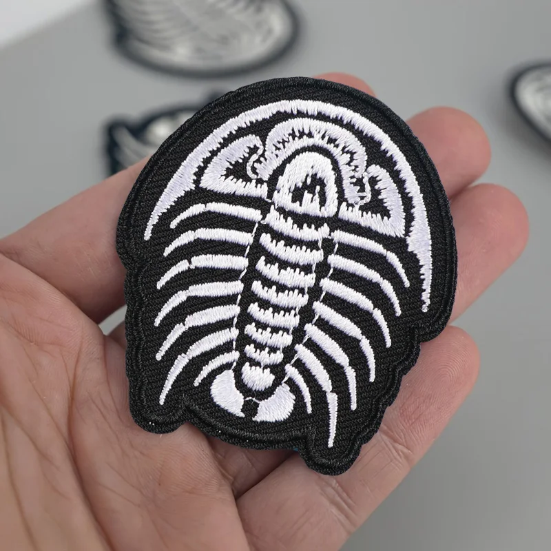 1pc Trilobite Embroidery Patch, suitable for fossil enthusiasts, can be heat-applied or sewn onto jackets, pants, bags, and hats
1pc Trilobite Embroidery Patch, suitable for fossil enthusiasts, can be heat-applied or sewn onto jackets, pants, bags, and hats