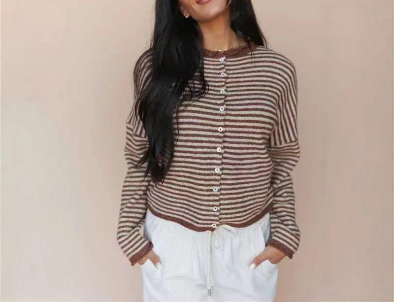 2025 New Contrasting Striped Casual Cardigan Slim Fit and Slimming, Knitted Long Sleeved Top with Fur for Women
2025 New Contrasting Striped Casual Cardigan Slim Fit and Slimming, Knitted Long Sleeved Top with Fur for Women
