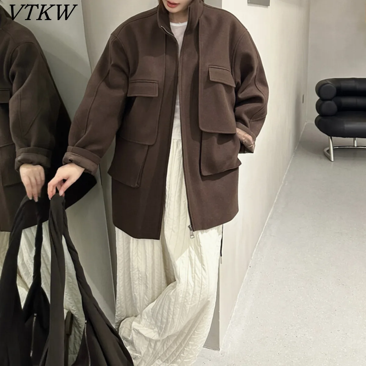 VTKW 2025 осенне-зимняя легкая женская куртка, пальто с поясом и воротником-стойкой средней длины, офисная элегантная дизайнерская модная верхняя одежда
VTKW 2025 осенне-зимняя легкая женская куртка, пальто с поясом и воротником-стойкой средней длины, офисная элегантная дизайнерская модная верхняя одежда