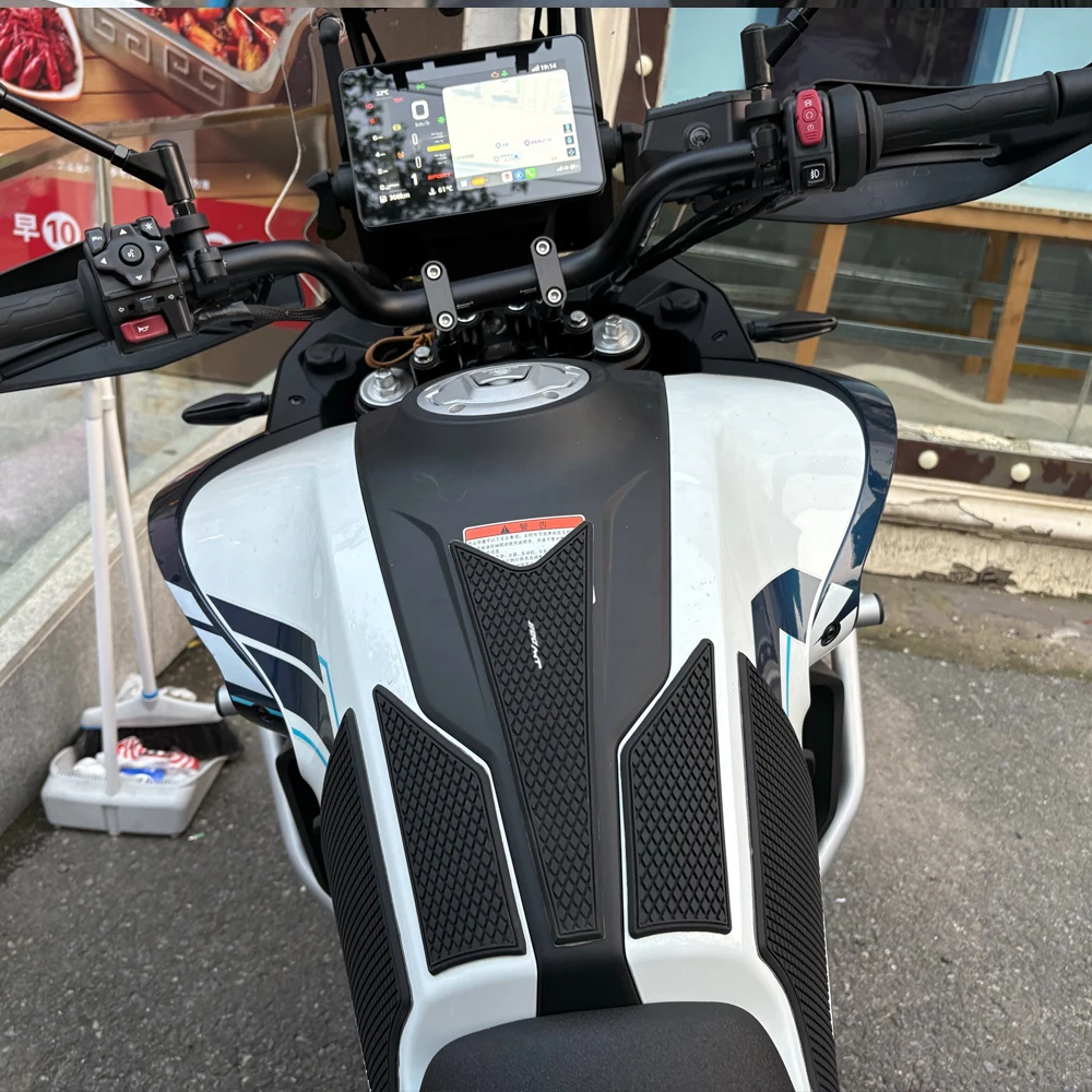 Новинка для 800MT 800 MT 800 mt, боковые накладки на топливный бак мотоцикла, защита газа, наколенник, тяговая наклейка, резиновые наклейки
Новинка для 800MT 800 MT 800 mt, боковые накладки на топливный бак мотоцикла, защита газа, наколенник, тяговая наклейка, резиновые наклейки