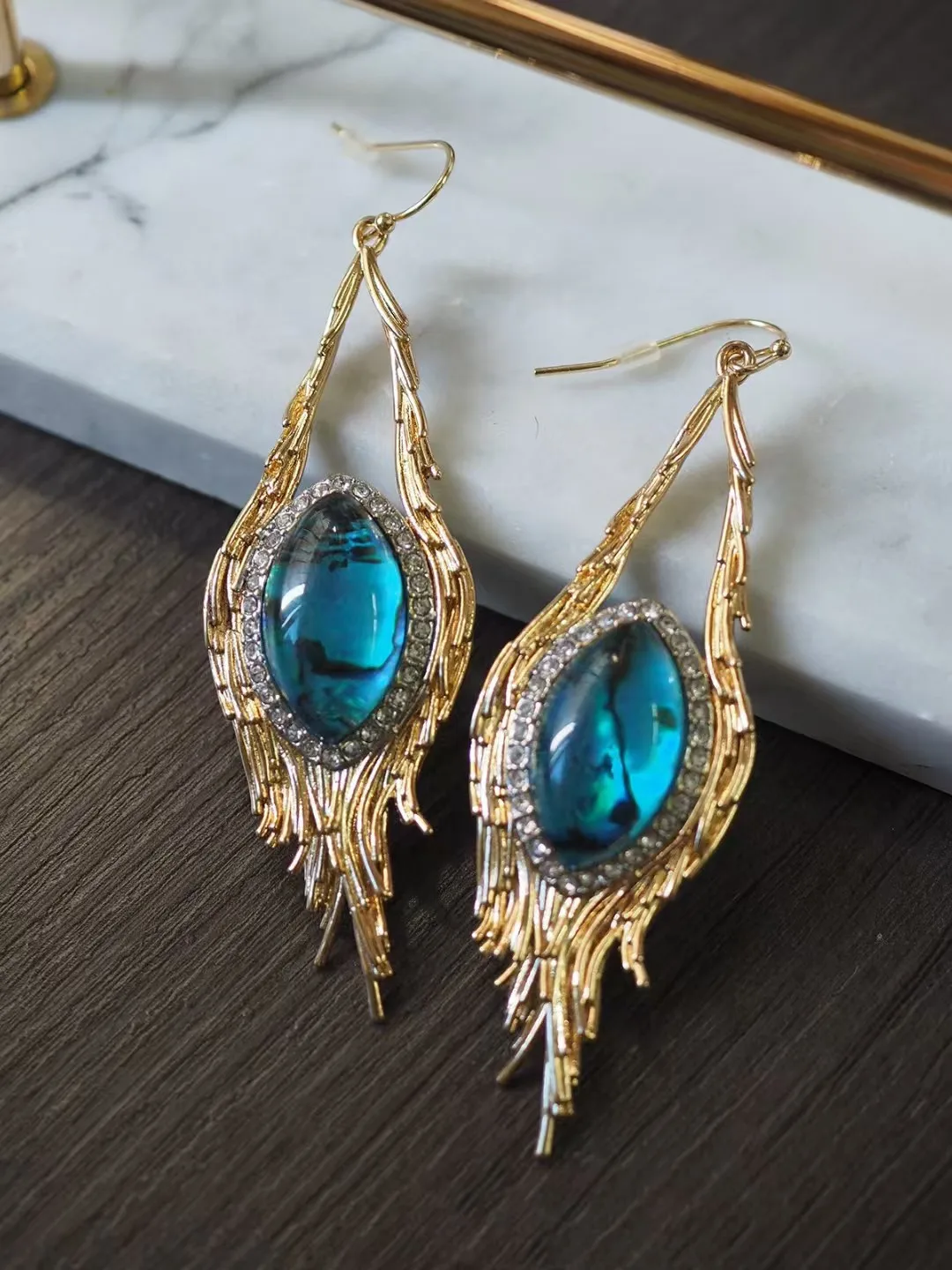 Stylish 18K Gold Plated Oval Shape Natural Blue Stone Feather Drop Dangle Hook Earring Exaggerate Statement Jewelry For Women 
Stylish 18K Gold Plated Oval Shape Natural Blue Stone Feather Drop Dangle Hook Earring Exaggerate Statement Jewelry For Women