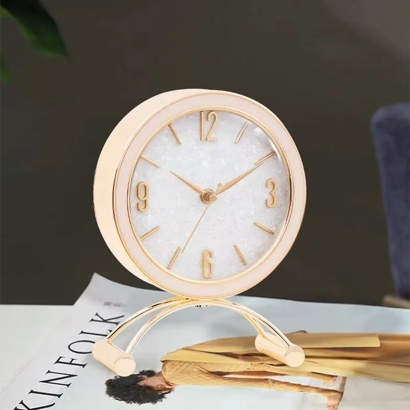 18,5x25 см современные простые сетевые красные настольные часы, роскошные кварцевые украшения для гостиной, немые металлические креативные часы
18,5x25 см современные простые сетевые красные настольные часы, роскошные кварцевые украшения для гостиной, немые металлические креативные часы