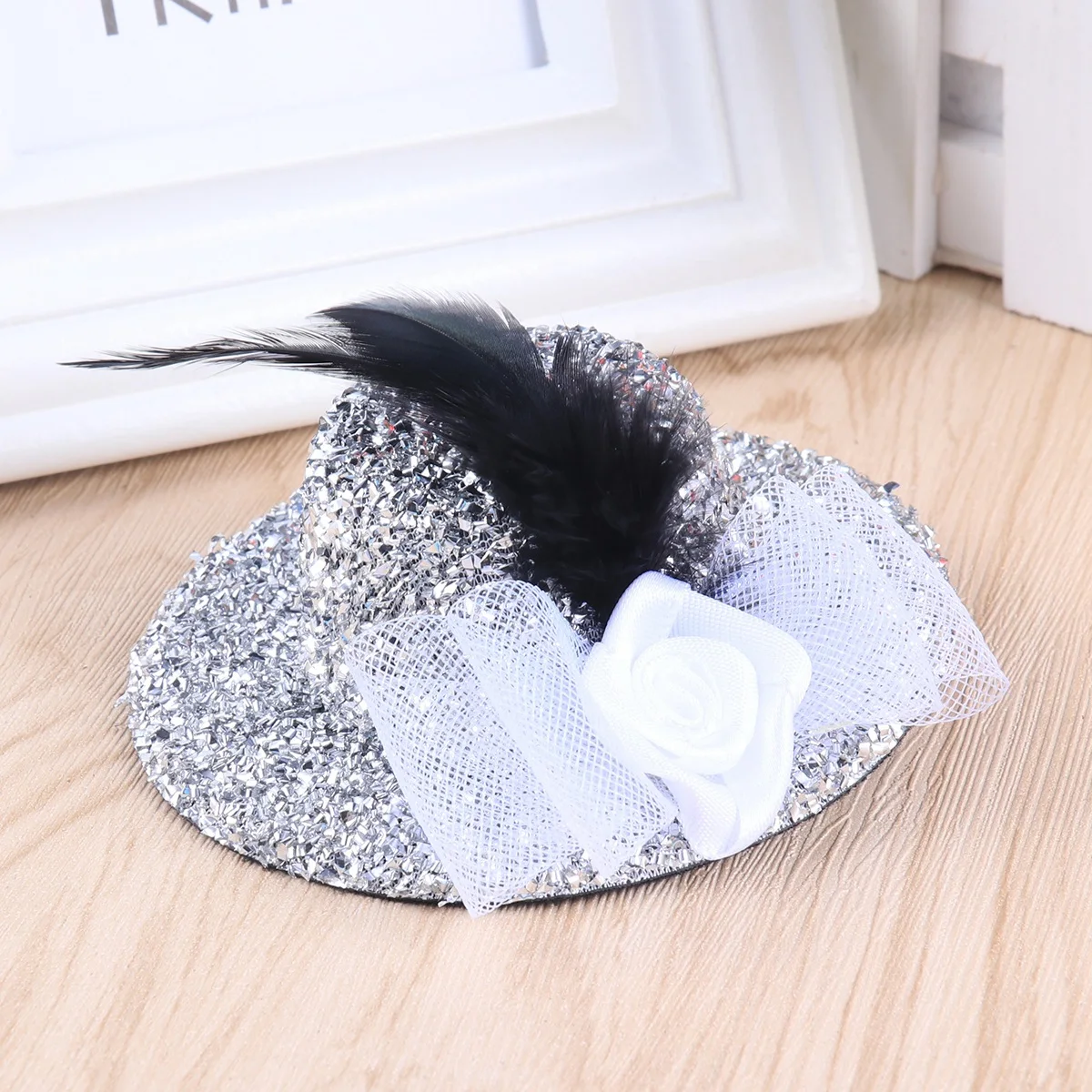 Silver Shiny Mini Top Hat Clip Headdress Charming Lace Decoration for Dancing Party Masquerade Cosplay Banquet Stage
Silver Shiny Mini Top Hat Clip Headdress Charming Lace Decoration for Dancing Party Masquerade Cosplay Banquet Stage