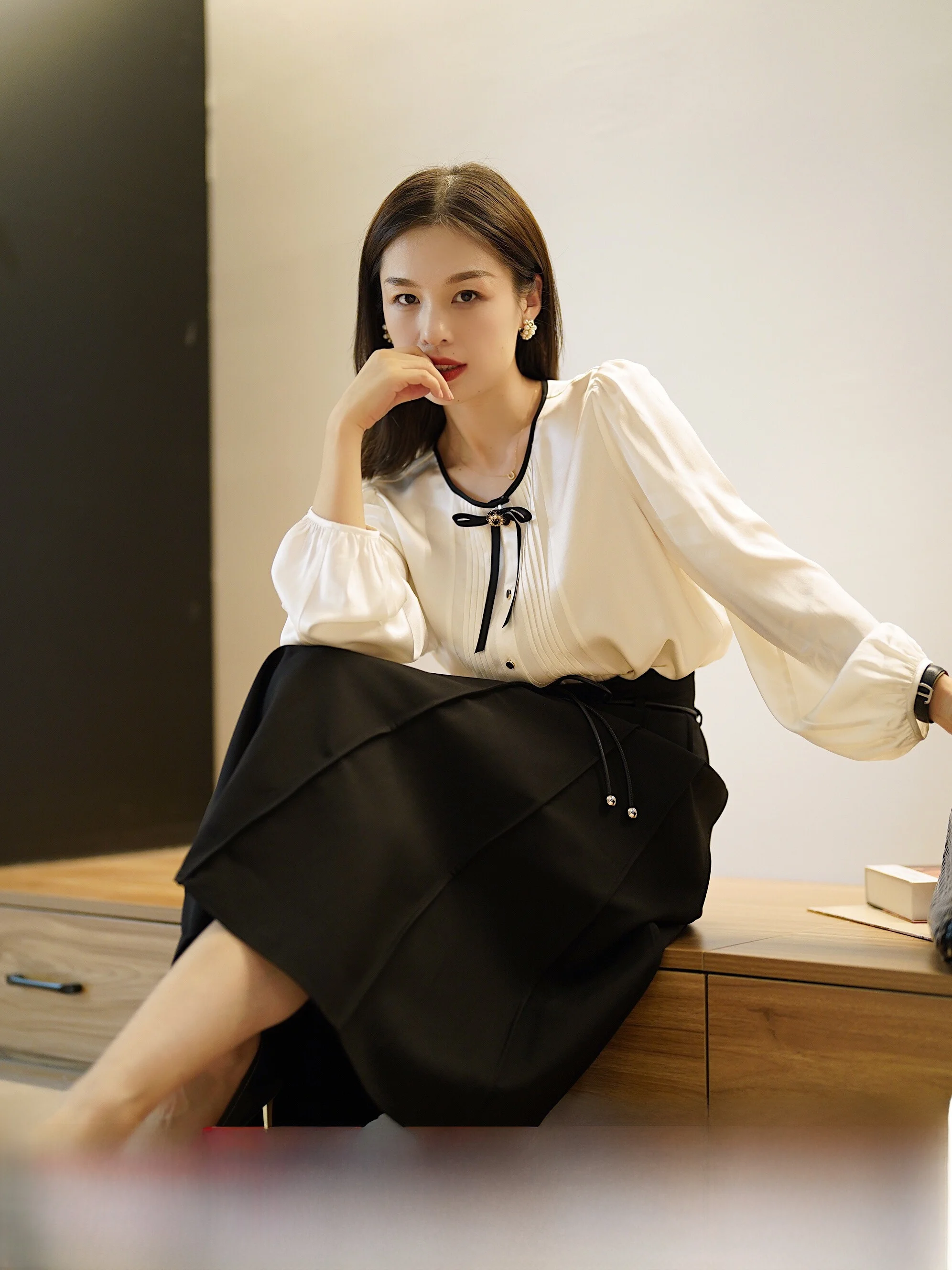 Женская блузка Vivian Fraance Wind из 92% шелка, 9 мм, эластичный атлас, плотная, с драпировкой, для повседневной носки, с длинным рукавом
Женская блузка Vivian Fraance Wind из 92% шелка, 9 мм, эластичный атлас, плотная, с драпировкой, для повседневной носки, с длинным рукавом