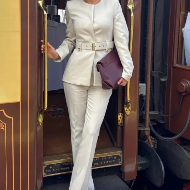 Костюм-двойка: приталенный блейзер с поясом и брюки, модный женский комплект одежды
Костюм-двойка: приталенный блейзер с поясом и брюки, модный женский комплект одежды